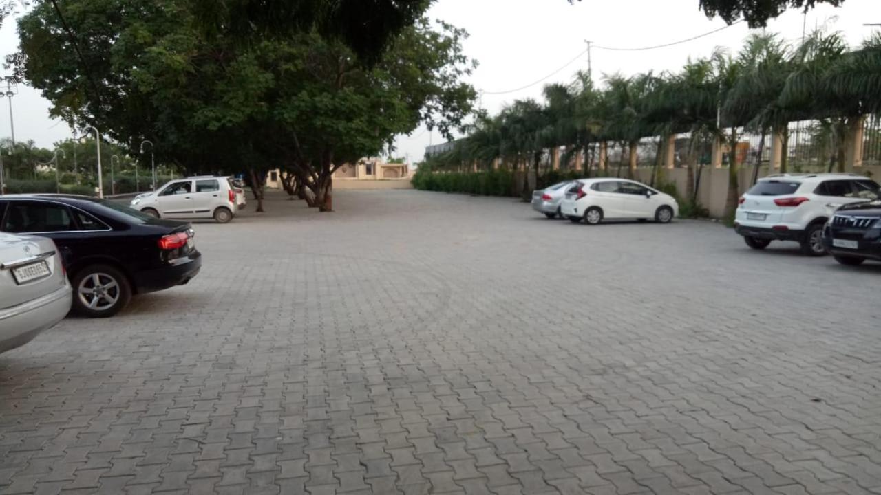 Laxmi Film City Resort Vadodara Dış mekan fotoğraf
