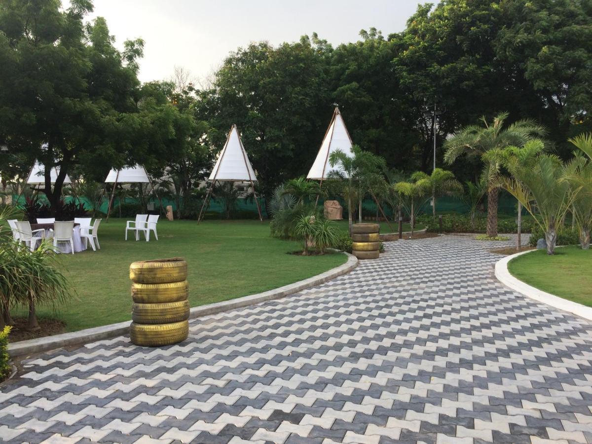 Laxmi Film City Resort Vadodara Dış mekan fotoğraf